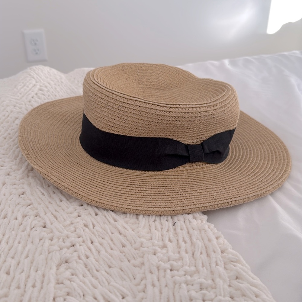 Lightly worn boat hat 👒 perfect to pair with a sundresss